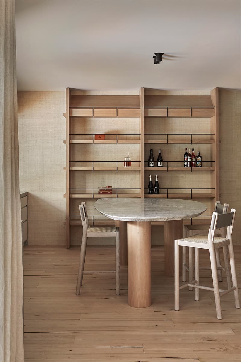 Песочные тона и стальные детали в интерьере двухэтажного дома на побережье Сорренто — проект Фионы Линч