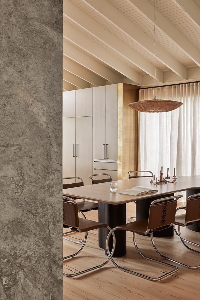 Песочные тона и стальные детали в интерьере двухэтажного дома на побережье Сорренто — проект Фионы Линч