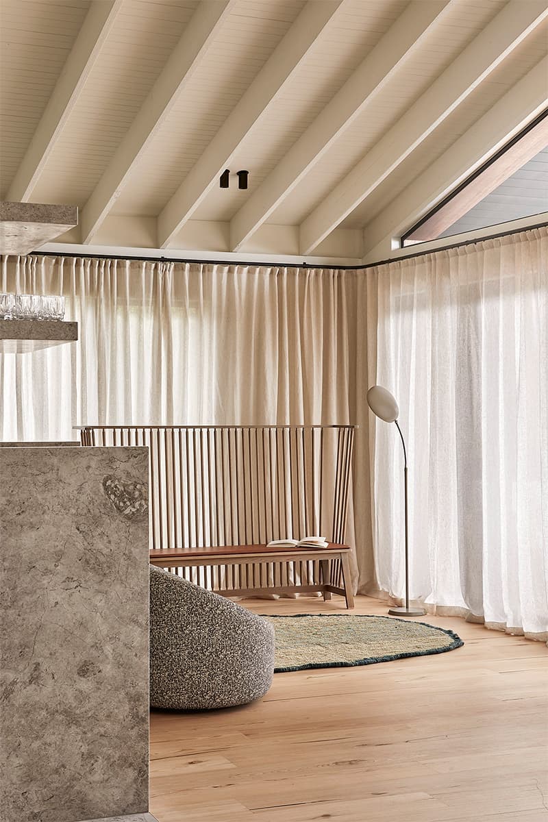 Песочные тона и стальные детали в интерьере двухэтажного дома на побережье Сорренто — проект Фионы Линч