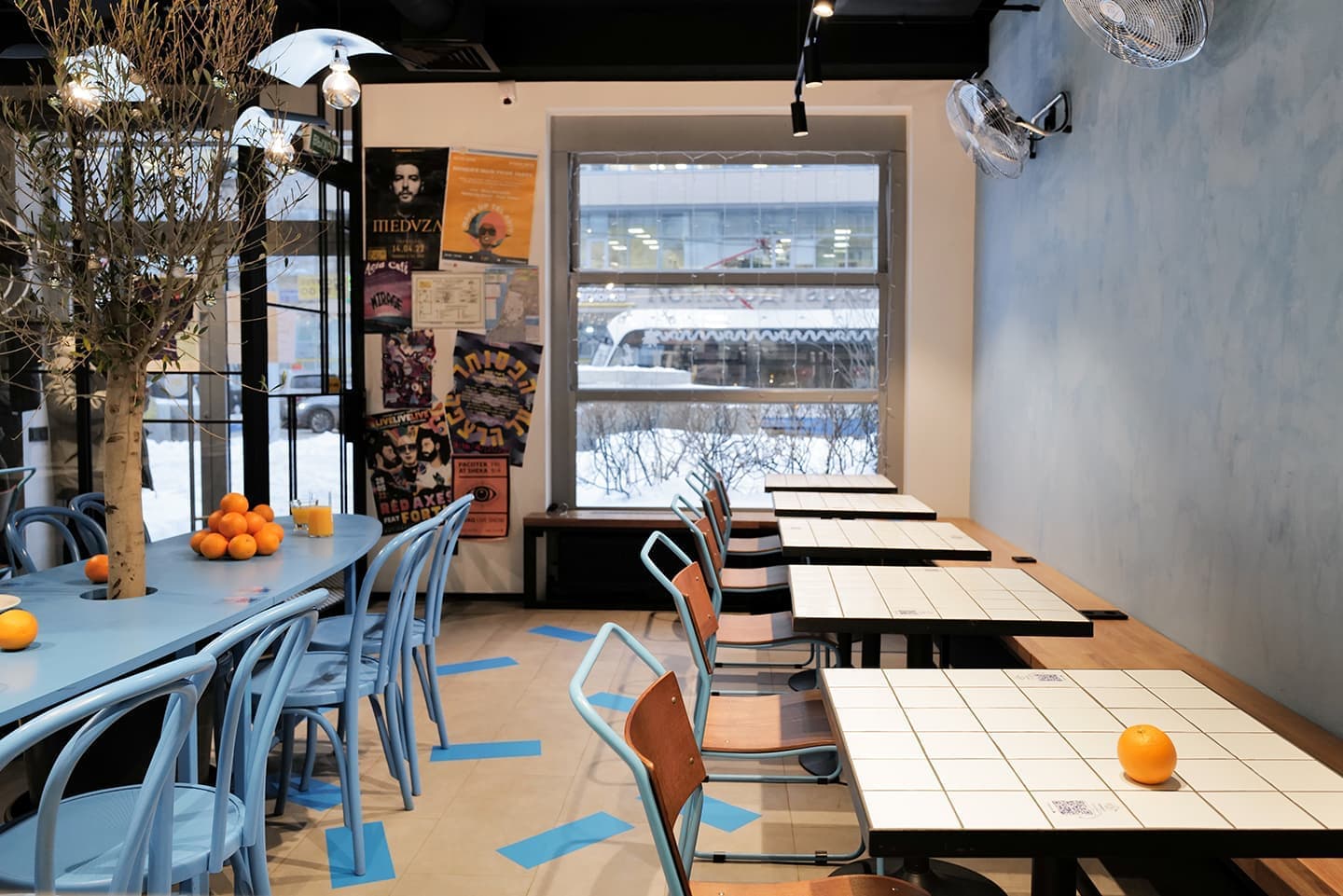 Яркий интерьер небольшого кафе израильской кухни — проект бюро UTRO