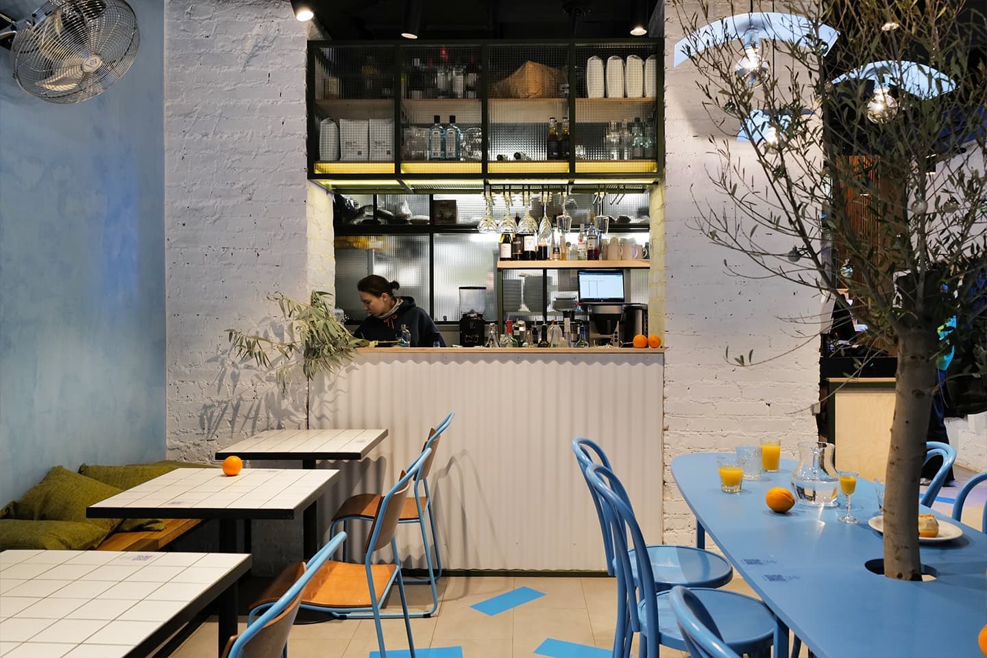 Яркий интерьер небольшого кафе израильской кухни — проект бюро UTRO