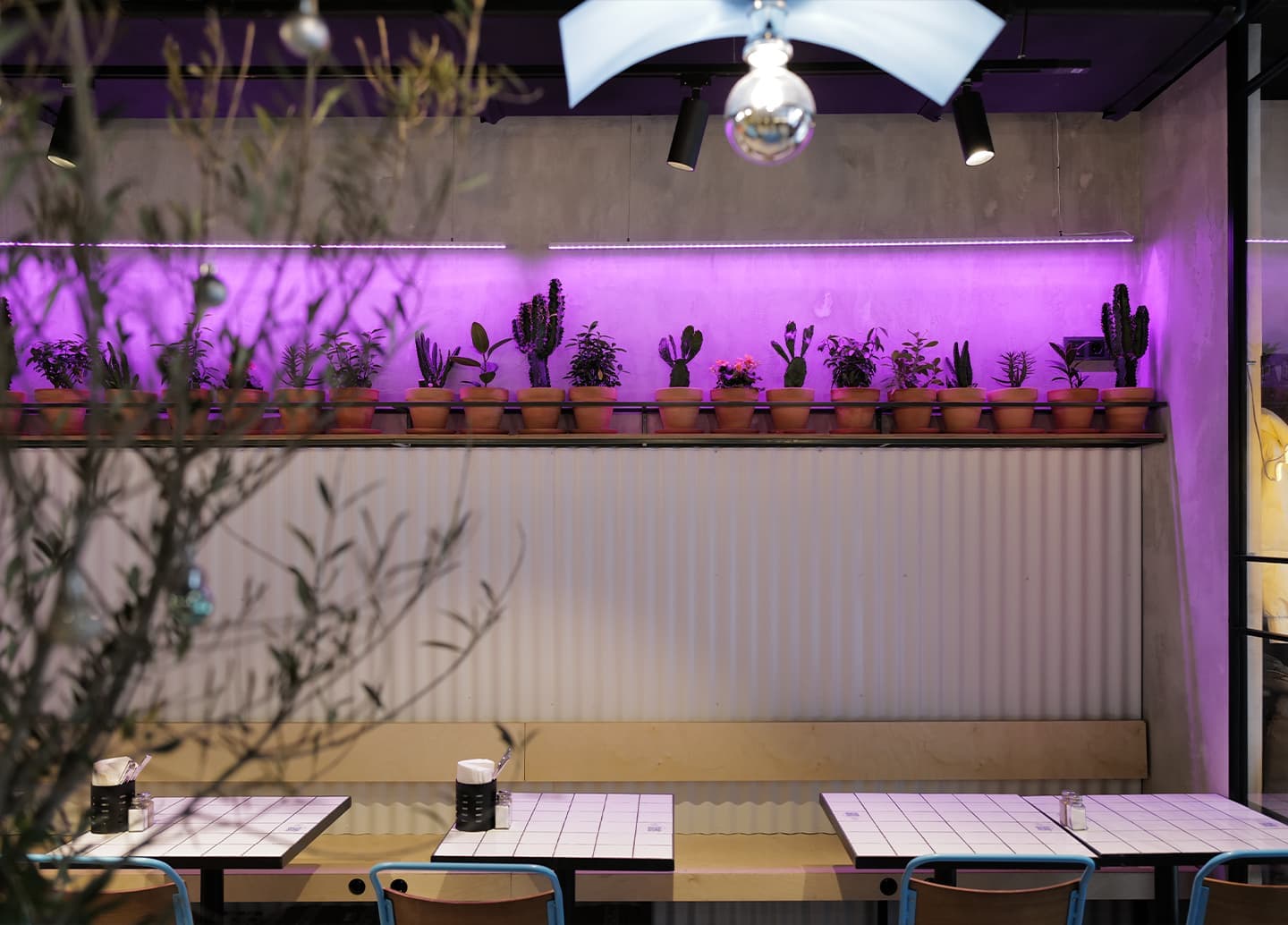 Яркий интерьер небольшого кафе израильской кухни — проект бюро UTRO