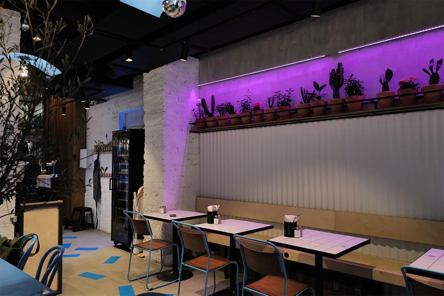 Яркий интерьер небольшого кафе израильской кухни — проект бюро UTRO