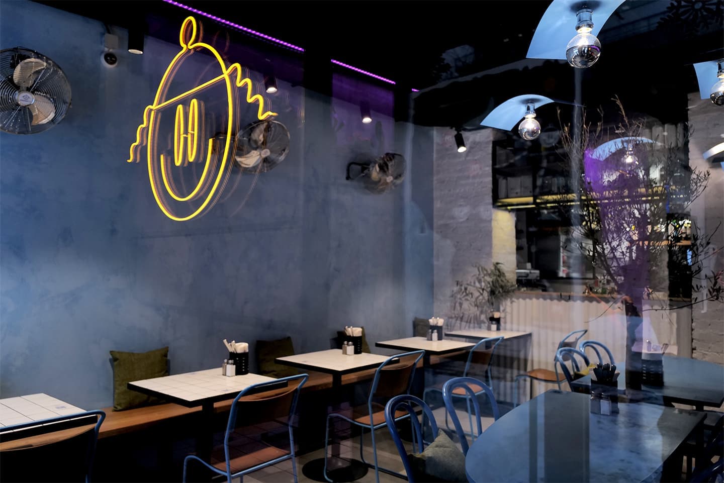 Яркий интерьер небольшого кафе израильской кухни — проект бюро UTRO