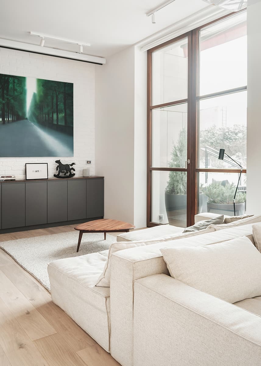 Светлый интерьер видовой квартиры с антресолью — проект студии INT2 architecture