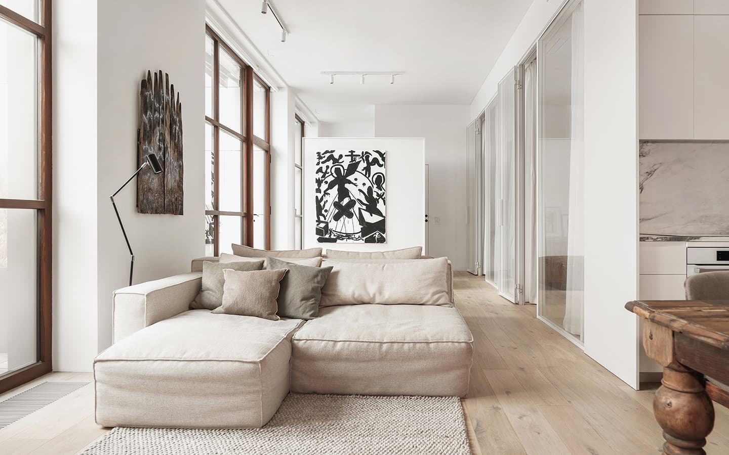 Светлый интерьер видовой квартиры с антресолью — проект студии INT2 architecture