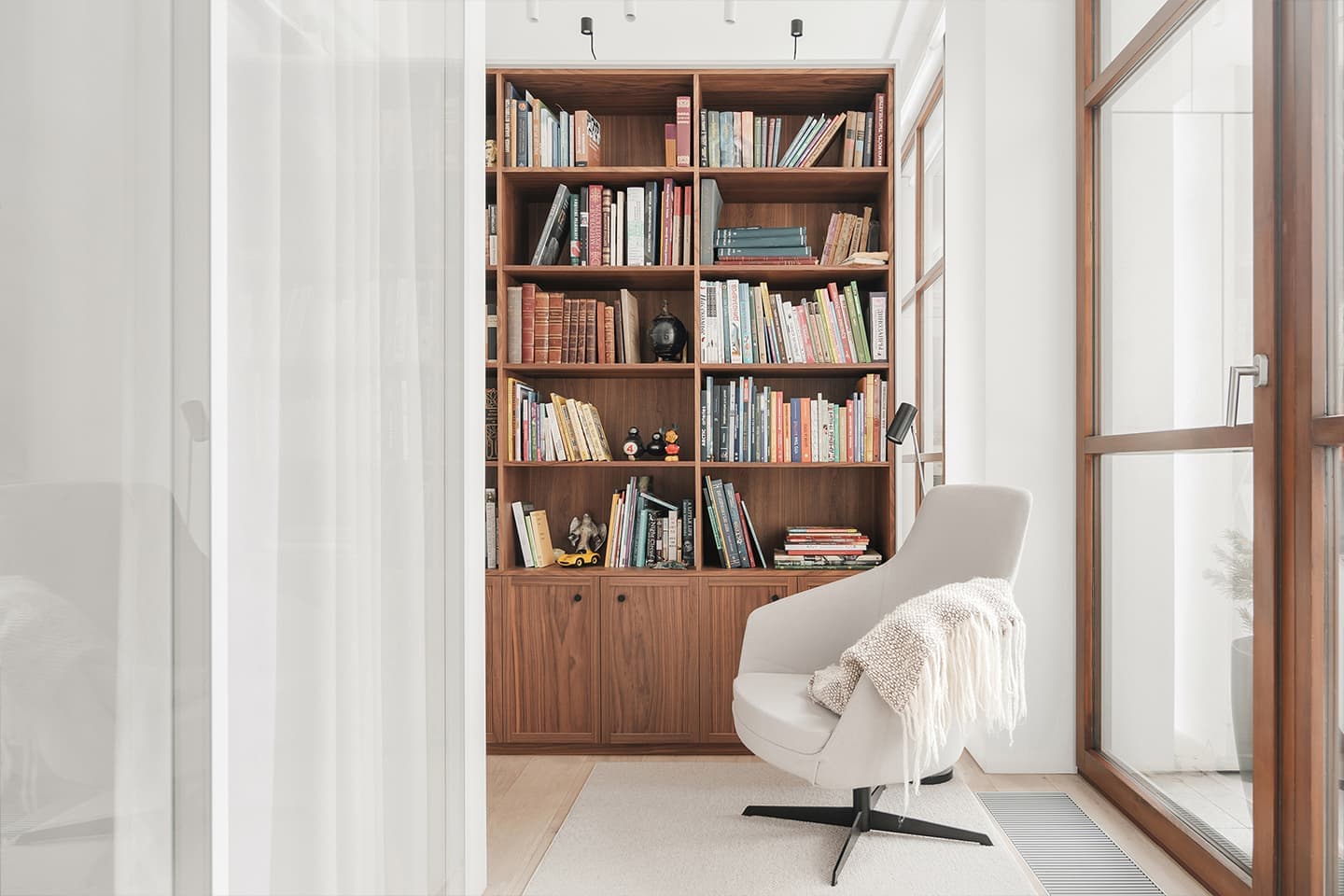 Светлый интерьер видовой квартиры с антресолью — проект студии INT2 architecture