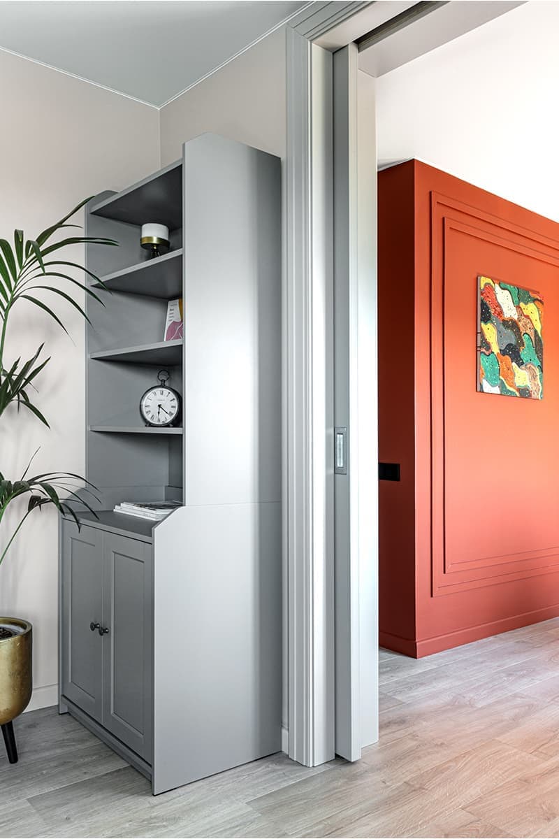 Яркий интерьер квартиры с акцентным кубом санузла и кабинетом в лоджии — проект Евгении Акимовой