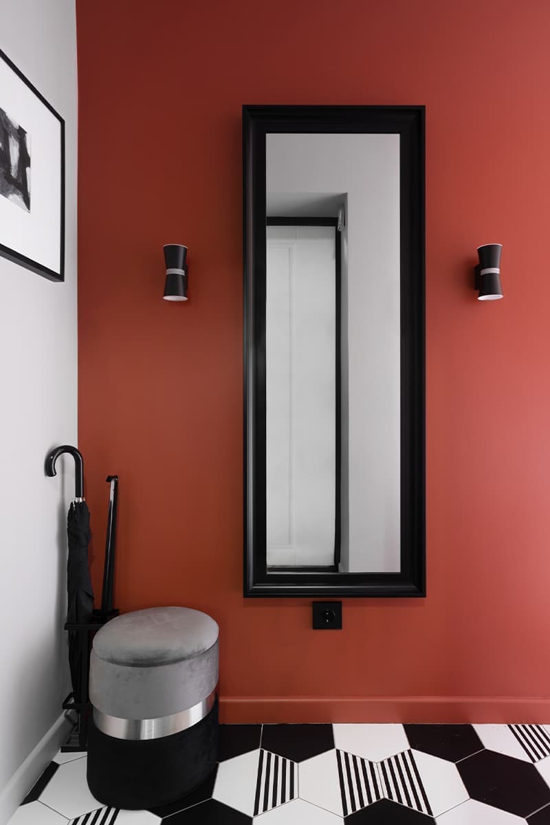 Яркий интерьер квартиры с акцентным кубом санузла и кабинетом в лоджии — проект Евгении Акимовой