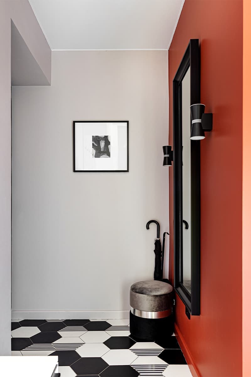 Яркий интерьер квартиры с акцентным кубом санузла и кабинетом в лоджии — проект Евгении Акимовой