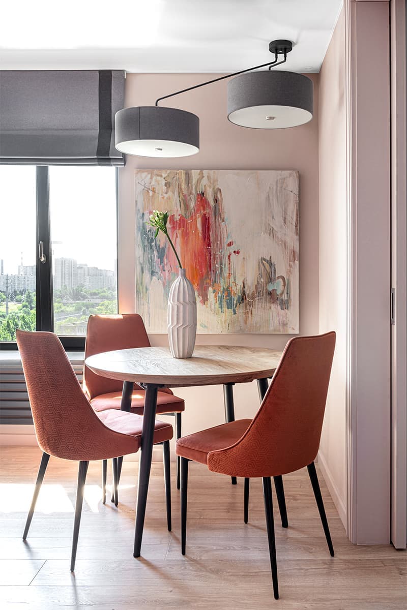 Яркий интерьер квартиры с акцентным кубом санузла и кабинетом в лоджии — проект Евгении Акимовой