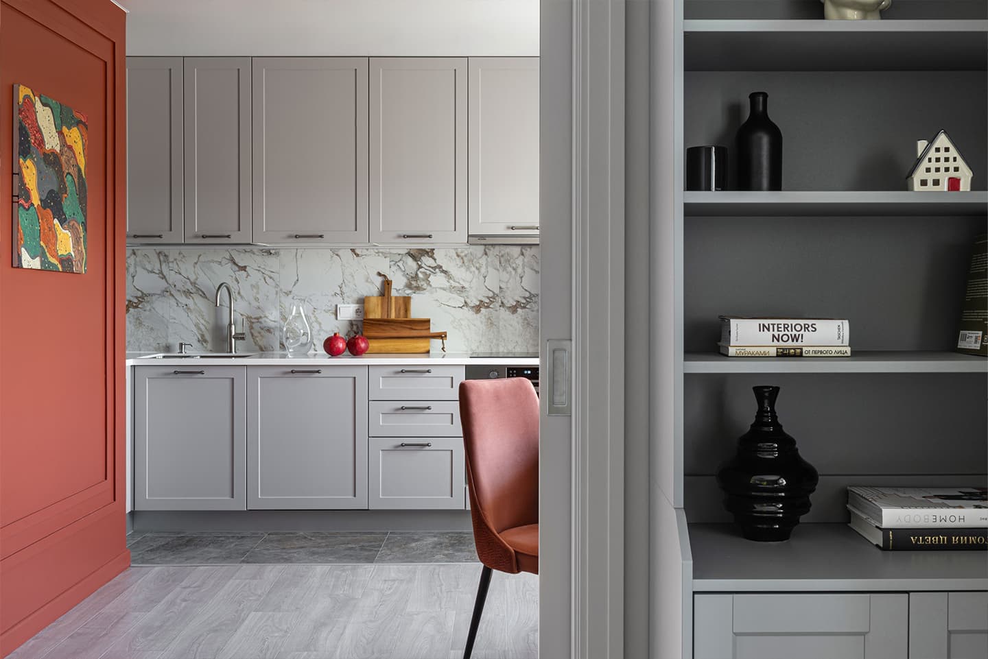 Яркий интерьер квартиры с акцентным кубом санузла и кабинетом в лоджии — проект Евгении Акимовой