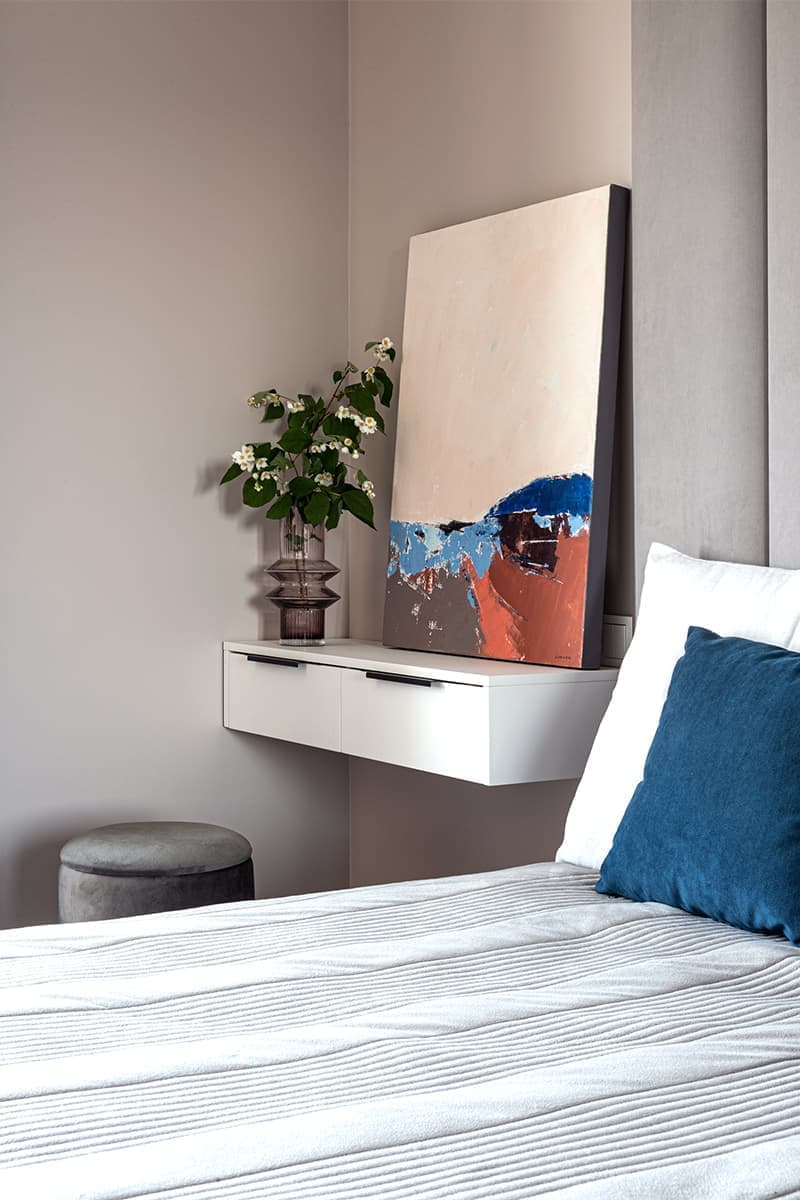 Яркий интерьер квартиры с акцентным кубом санузла и кабинетом в лоджии — проект Евгении Акимовой