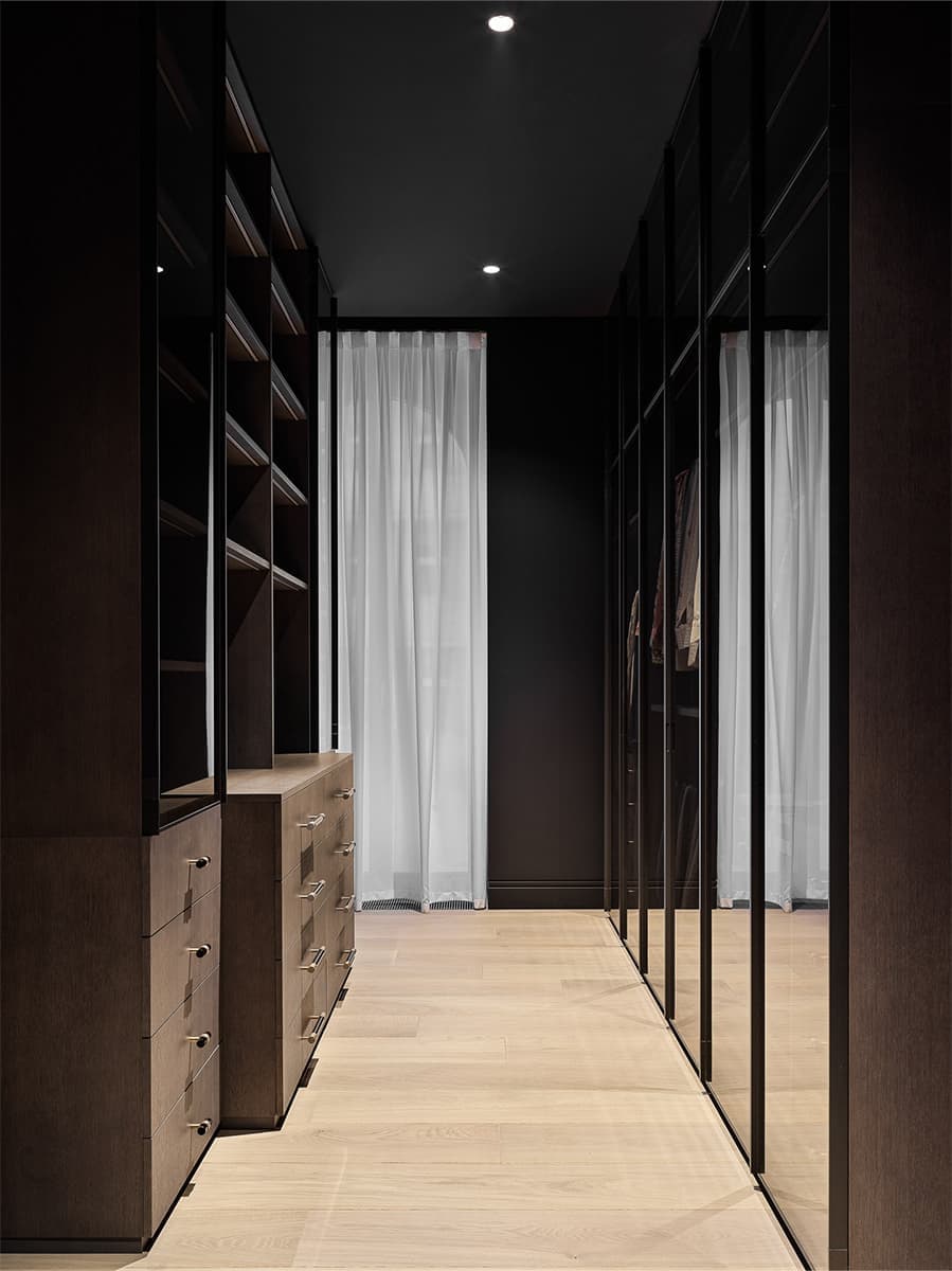 Монохромный интерьер с брутальными фактурами и нестандартными решениями — проект дизайн-бюро BELLARDO