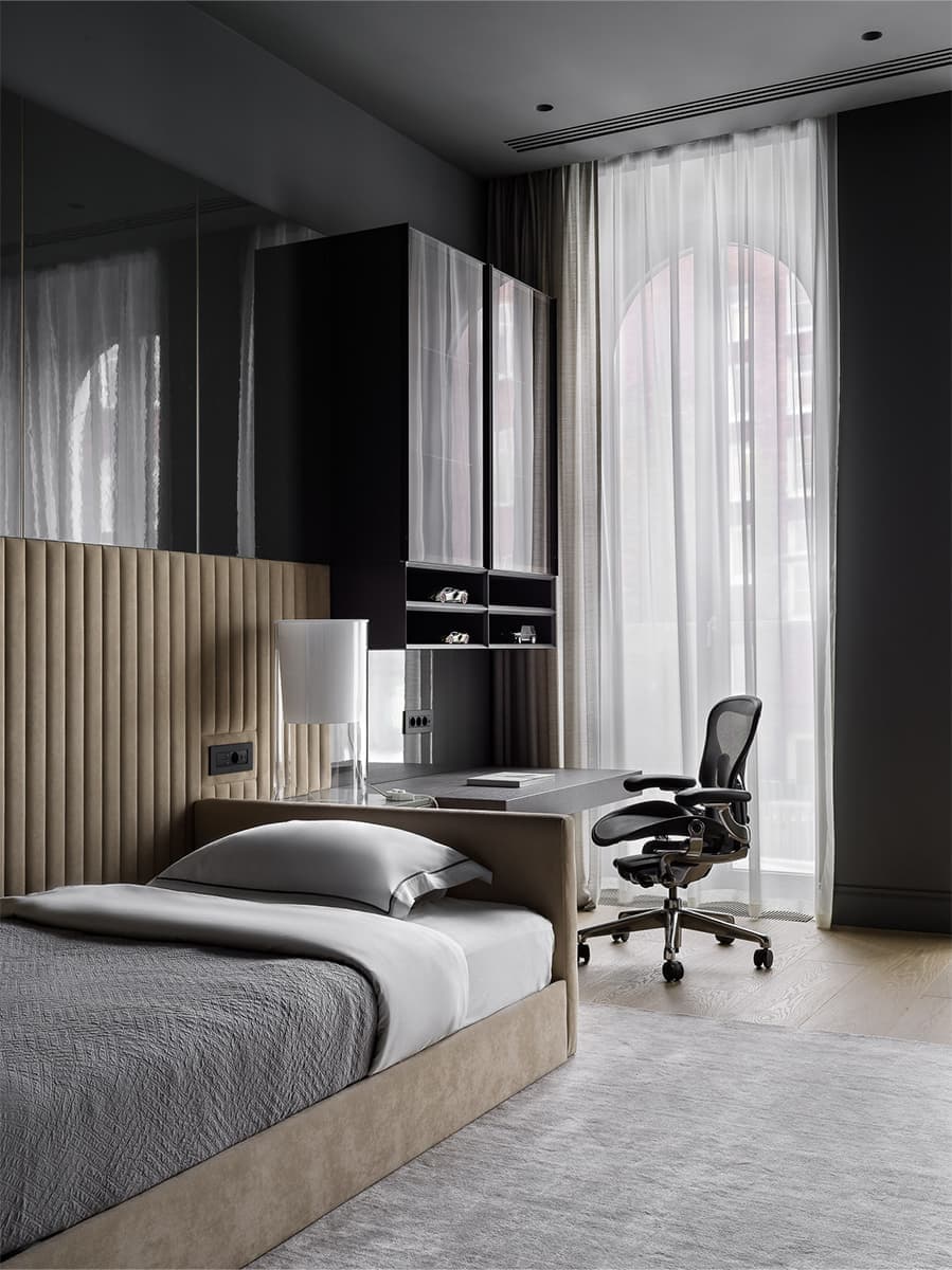 Монохромный интерьер с брутальными фактурами и нестандартными решениями — проект дизайн-бюро BELLARDO