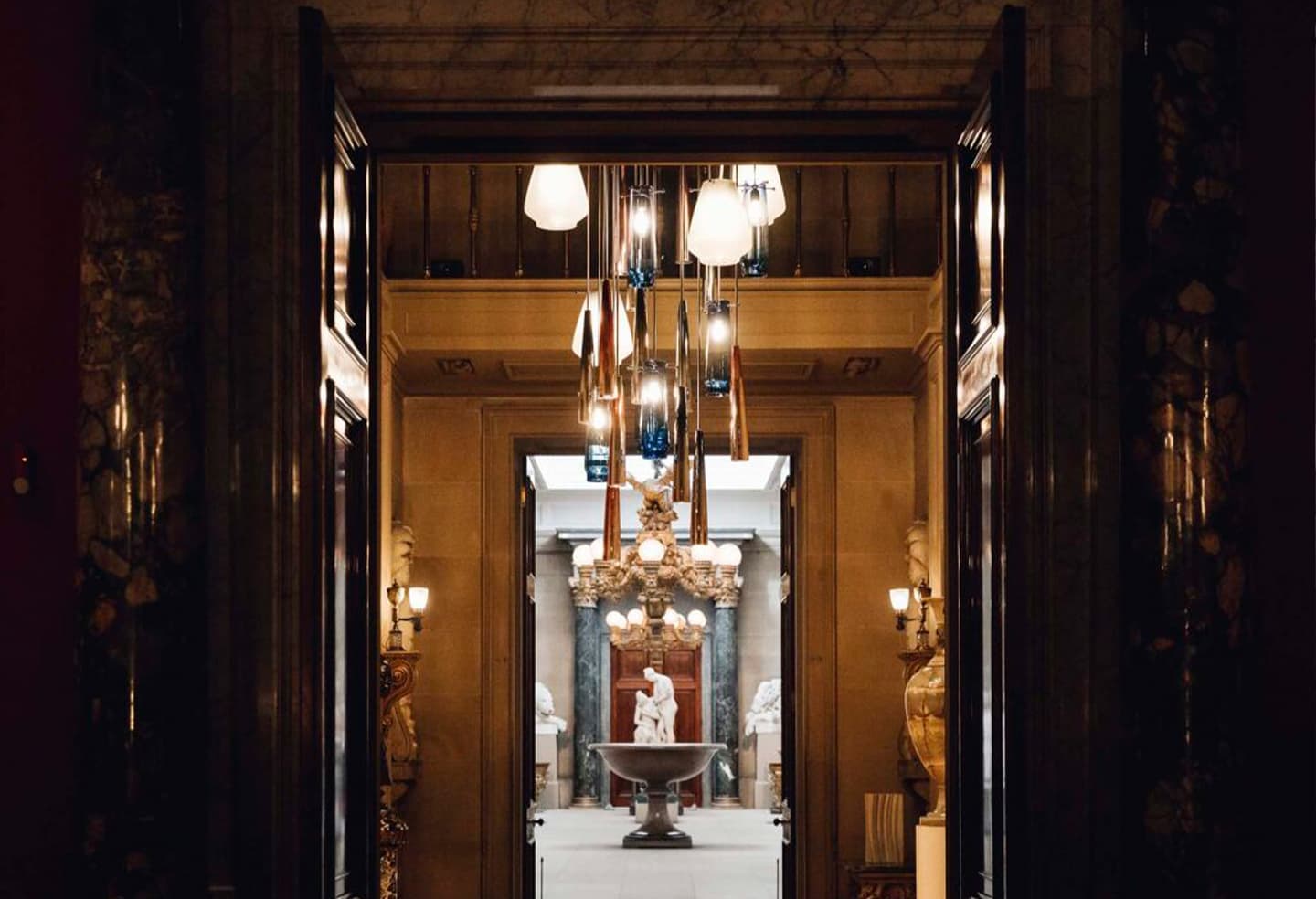 Ини Арчибонг. Люстра Dark Vernus I