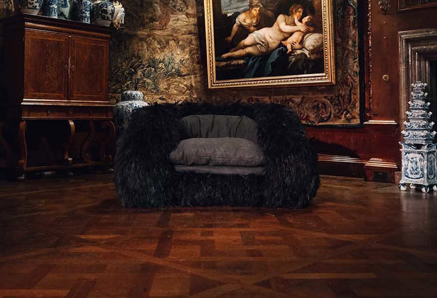 Фернандо Лапоссе. Кресло Black Furry, шкаф White Agave