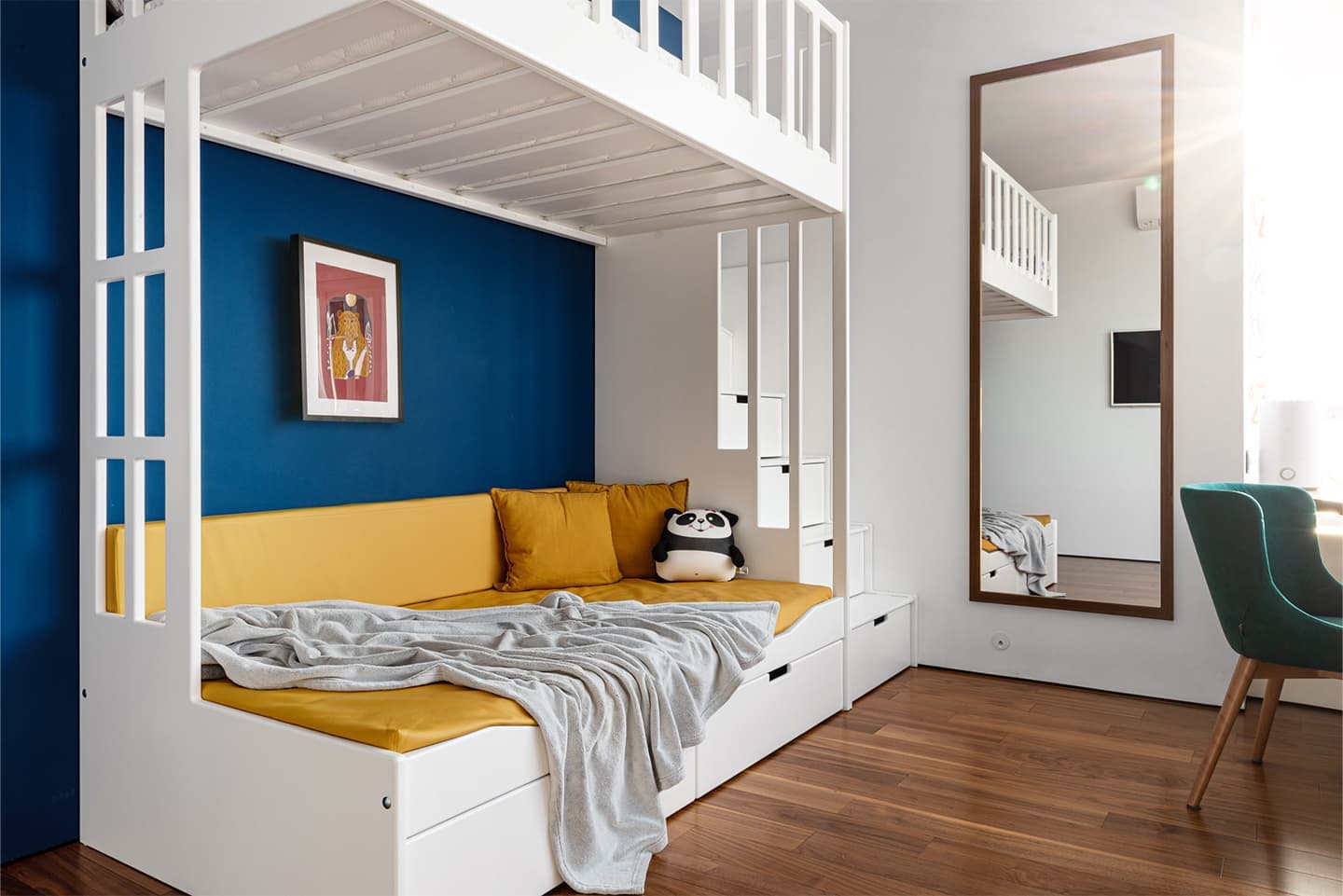 Изумрудные, синие и серые оттенки в интерьере для семьи с двумя дочками — проект Ольги Белогуровой