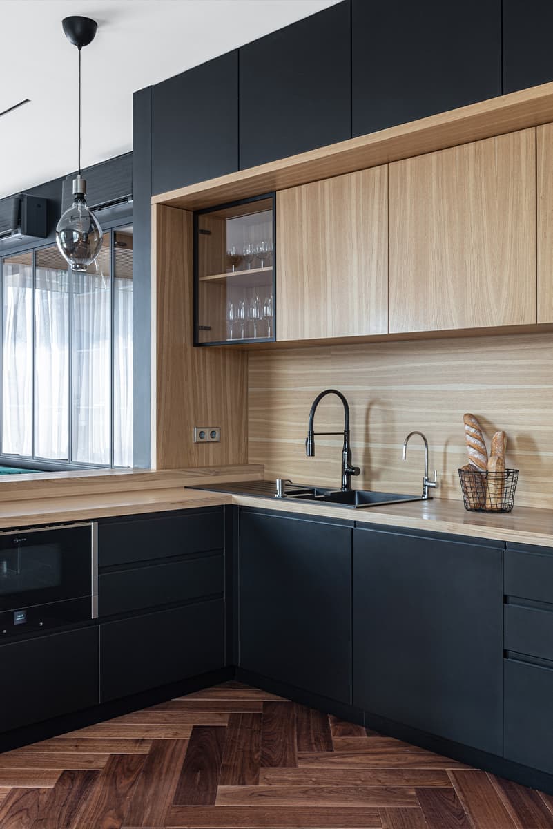 Изумрудные, синие и серые оттенки в интерьере для семьи с двумя дочками — проект Ольги Белогуровой