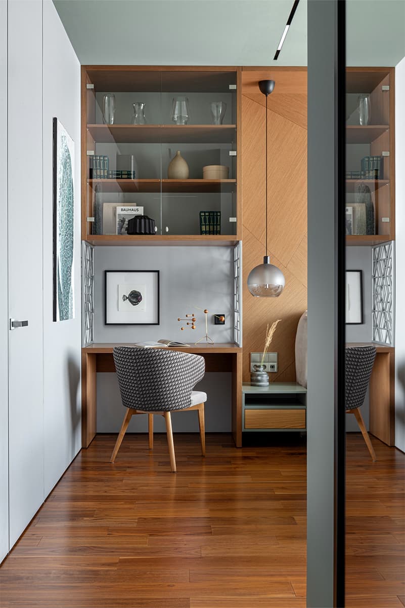 Изумрудные, синие и серые оттенки в интерьере для семьи с двумя дочками — проект Ольги Белогуровой