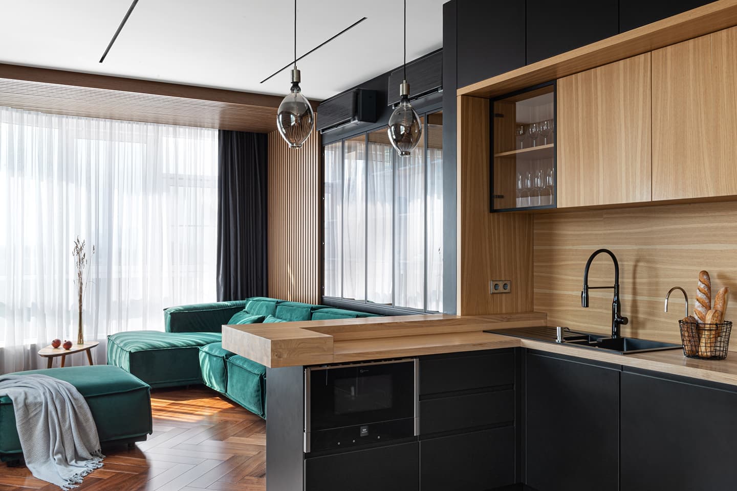 Изумрудные, синие и серые оттенки в интерьере для семьи с двумя дочками — проект Ольги Белогуровой