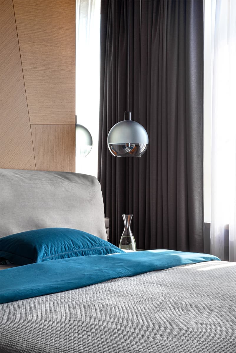 Изумрудные, синие и серые оттенки в интерьере для семьи с двумя дочками — проект Ольги Белогуровой