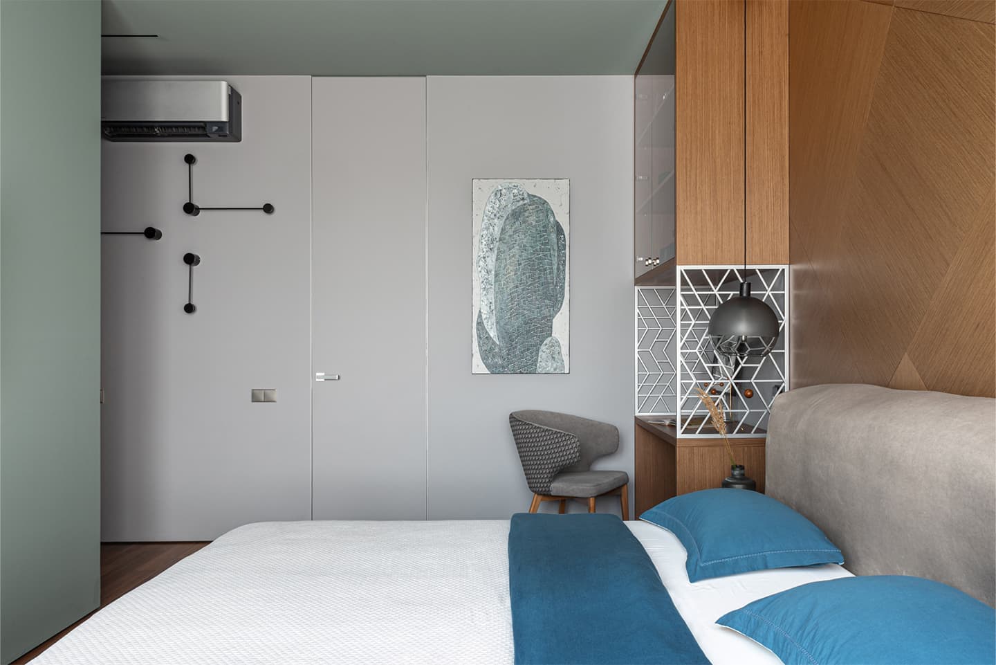 Изумрудные, синие и серые оттенки в интерьере для семьи с двумя дочками — проект Ольги Белогуровой