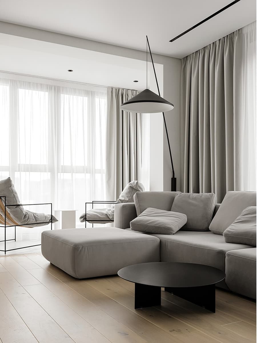 Монохромный интерьер квартиры с созданной на заказ мягкой группой — проект Станислава Бороздинского