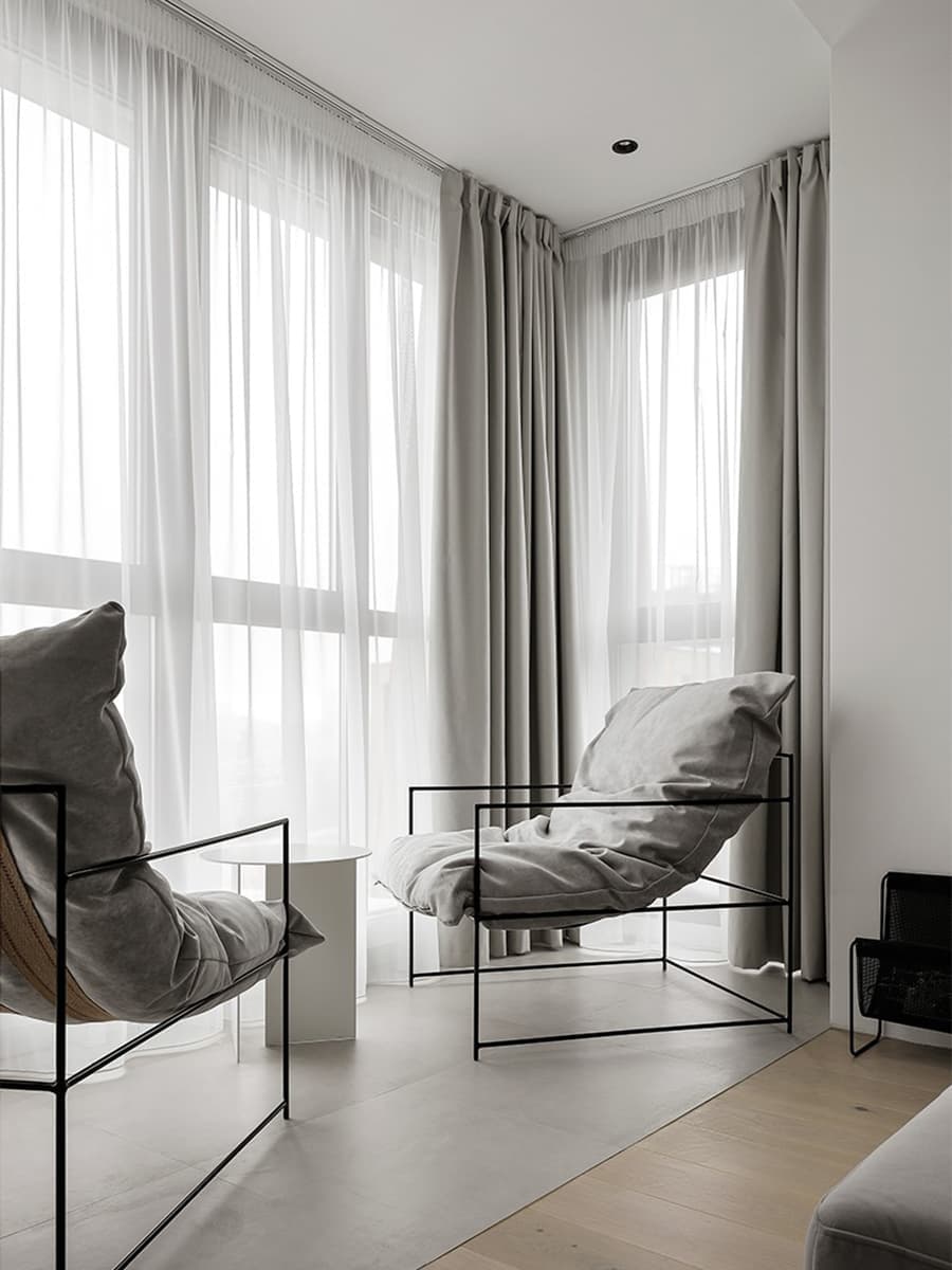 Монохромный интерьер квартиры с созданной на заказ мягкой группой — проект Станислава Бороздинского