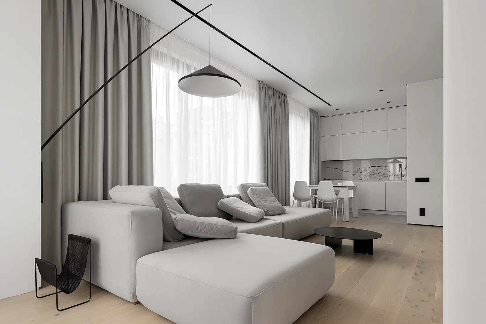 Монохромный интерьер квартиры с созданной на заказ мягкой группой — проект Станислава Бороздинского