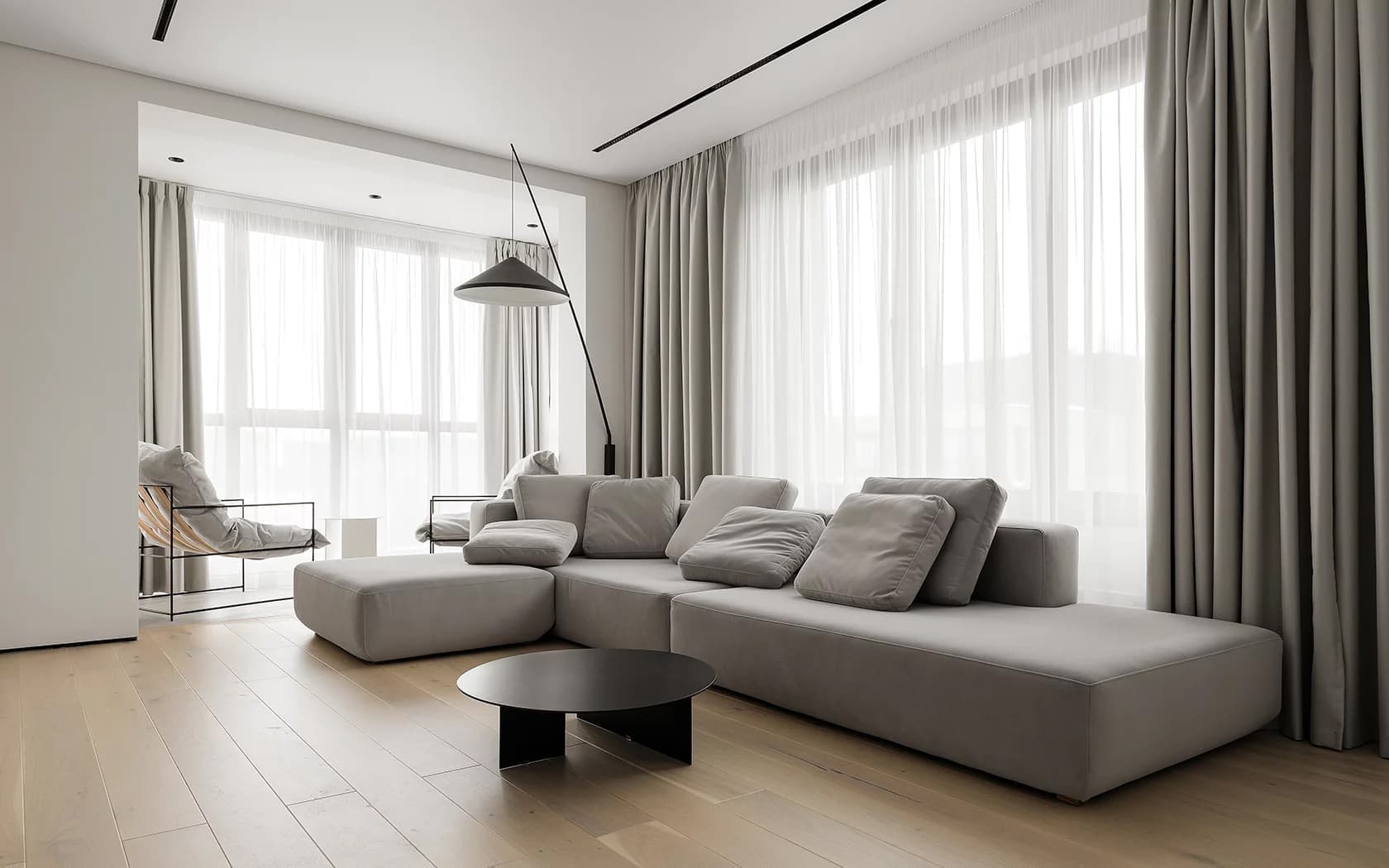 Монохромный интерьер квартиры с созданной на заказ мягкой группой — проект Станислава Бороздинского