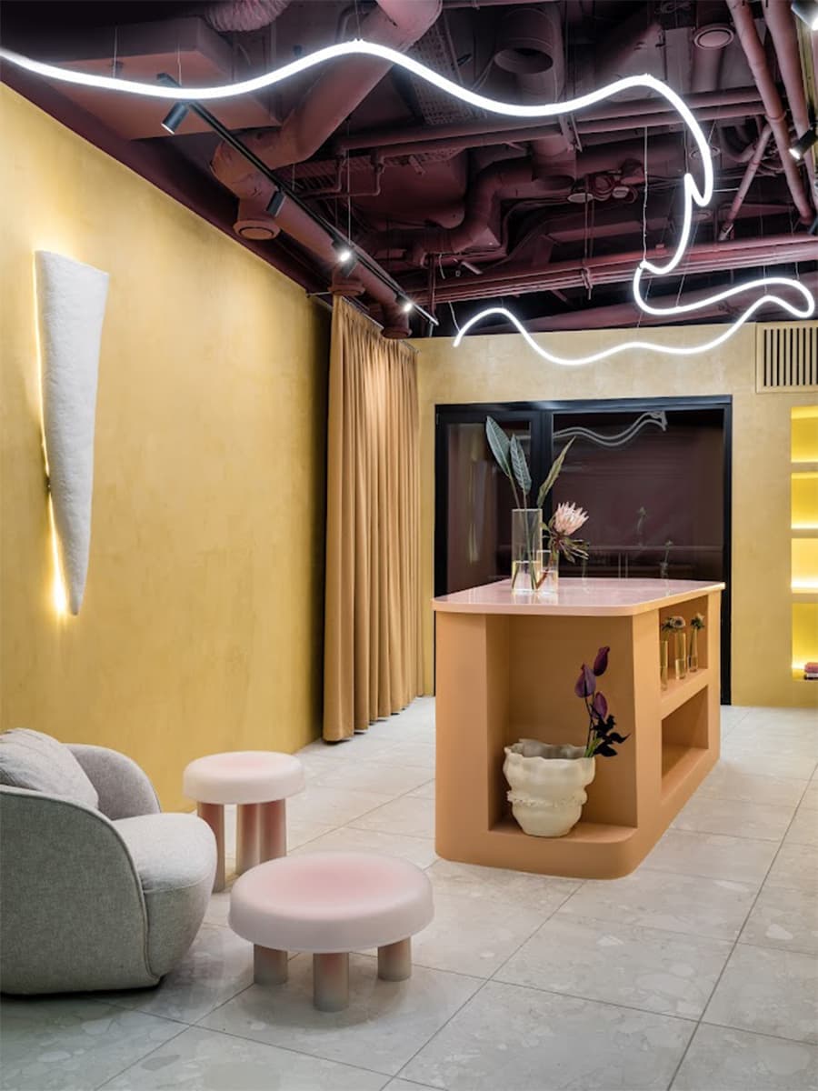 Сочный интерьер цветочного магазина в Москва-Сити — проект Дины Дымниковой и Даши Слушаевой