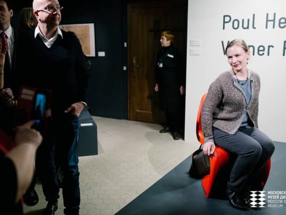 Vitra разыгрывает миниатюру знаменитого стула Вернера Пантона Vitra разыгрывает миниатюру знаменитого стула Вернера Пантона