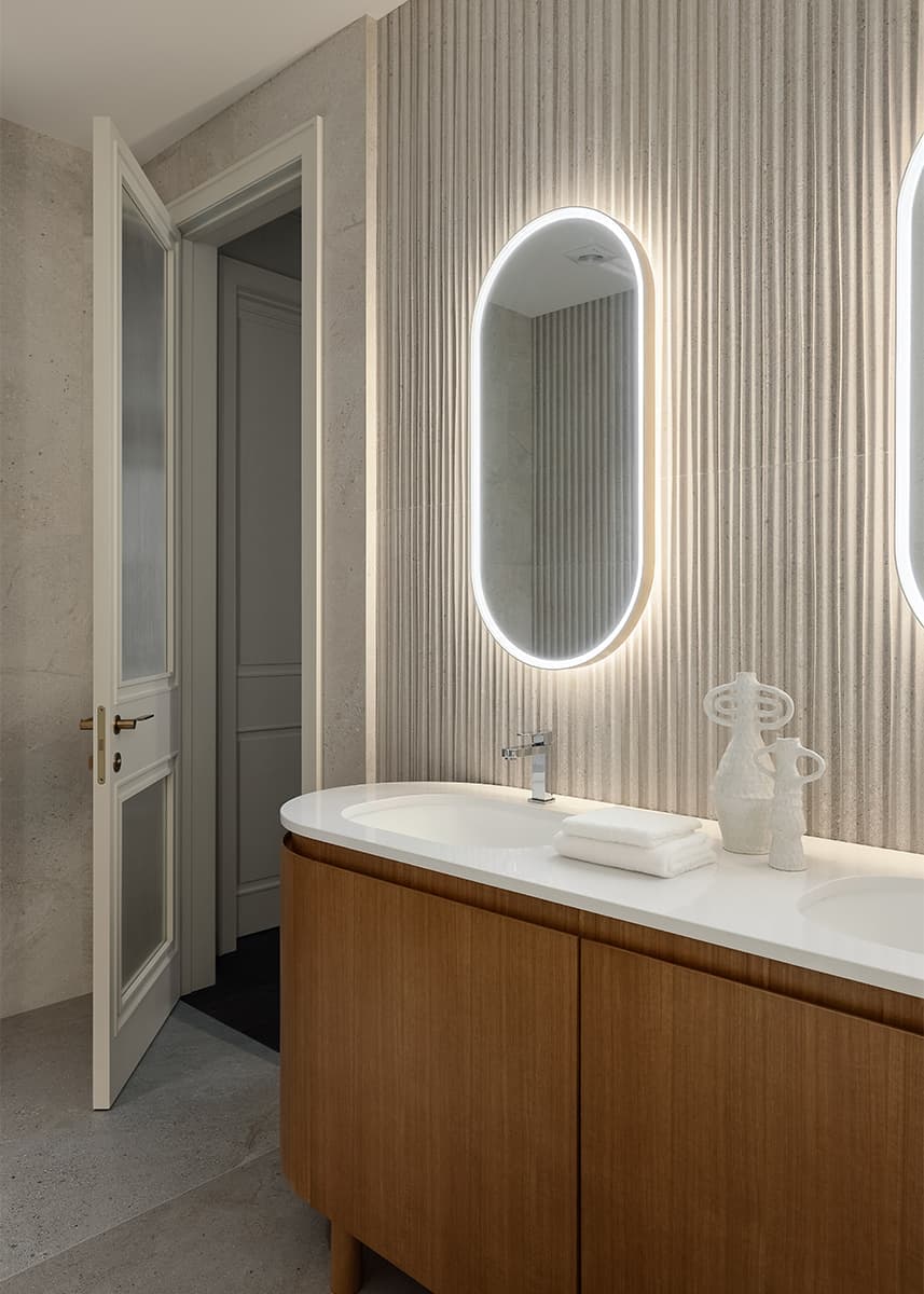 Умиротворенная палитра и элементы классического стиля в интерьере семейной квартиры — проект Аланы Кузнецовой