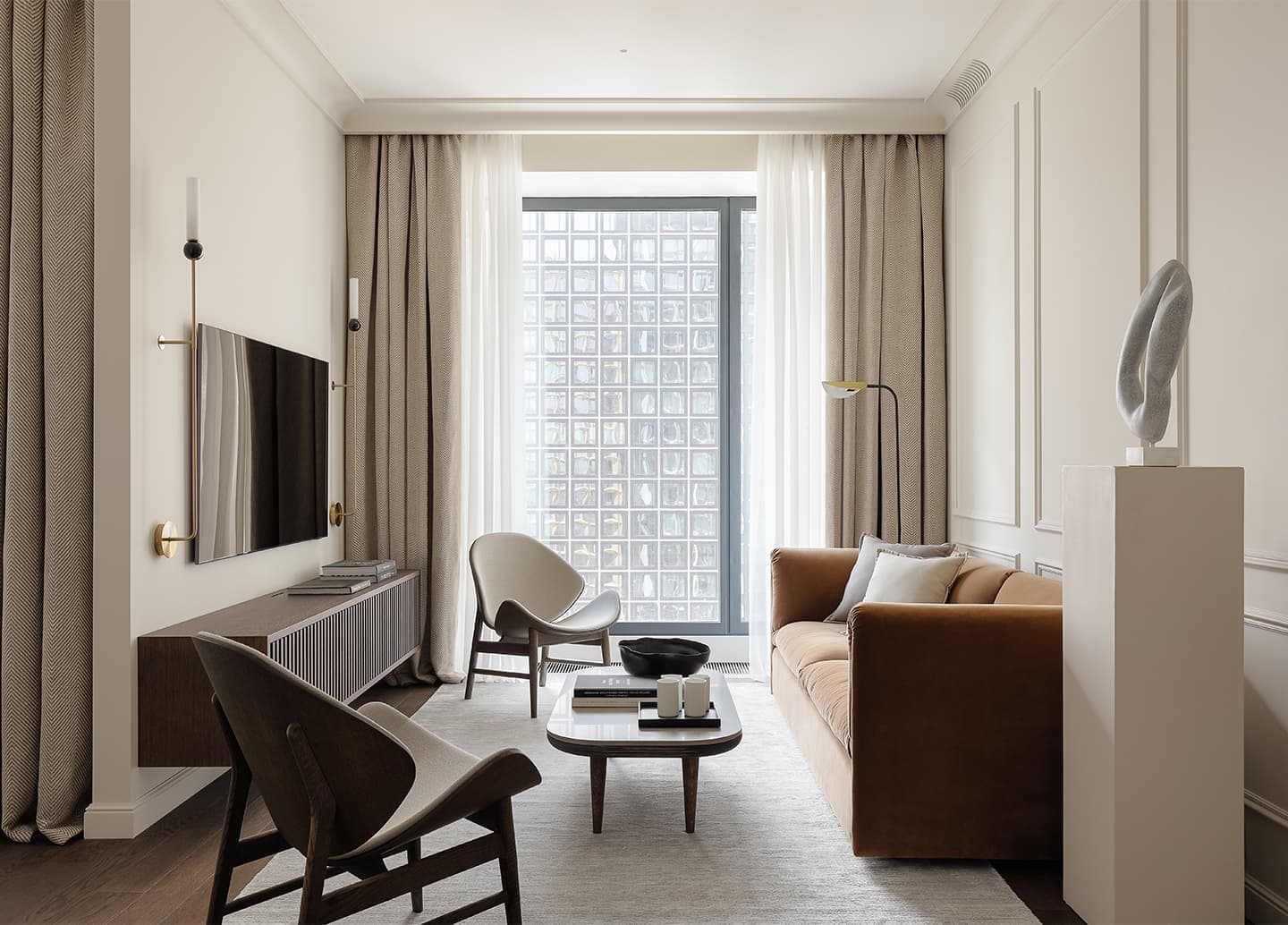 Умиротворенная палитра и элементы классического стиля в интерьере семейной квартиры — проект Аланы Кузнецовой