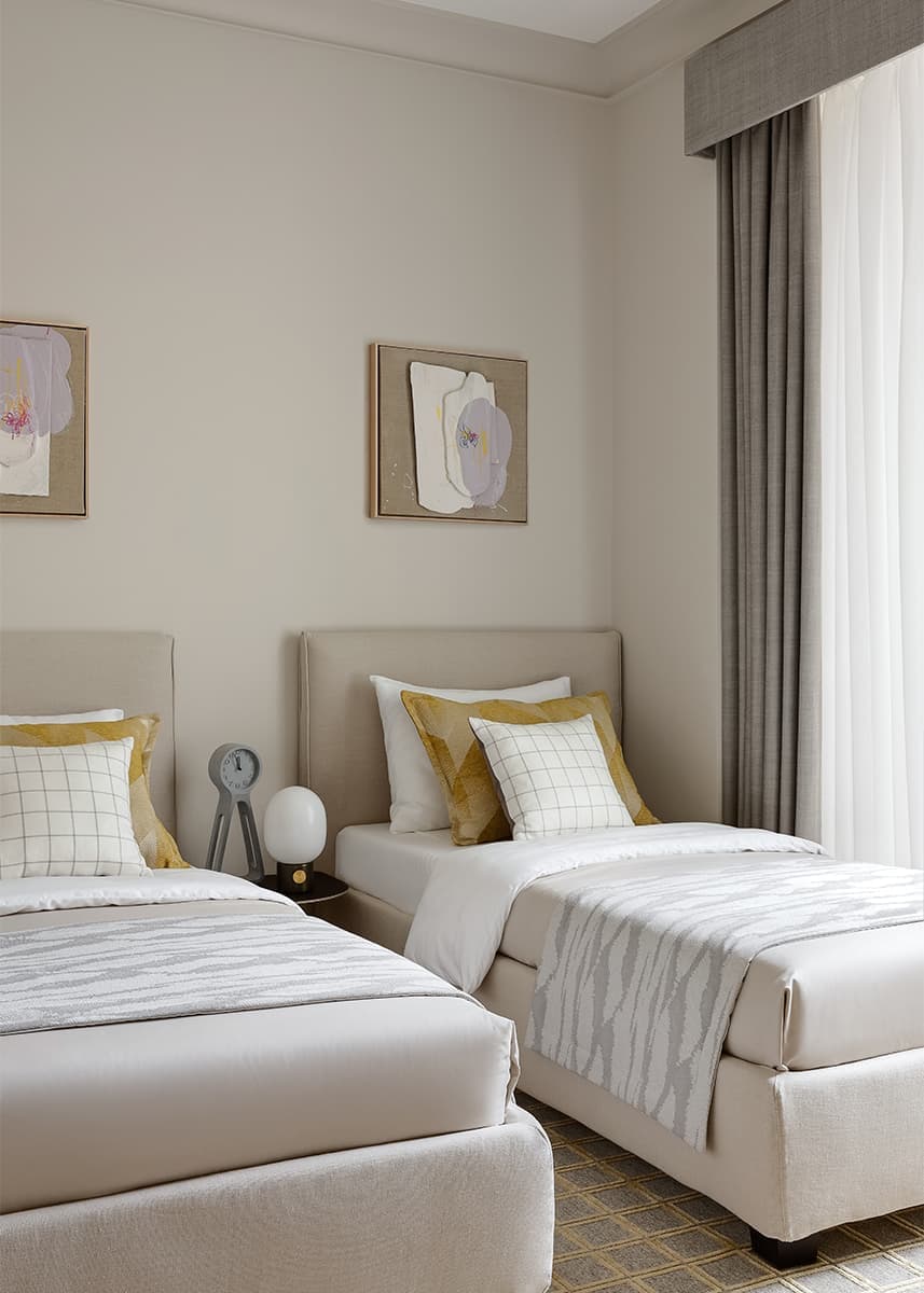 Умиротворенная палитра и элементы классического стиля в интерьере семейной квартиры — проект Аланы Кузнецовой