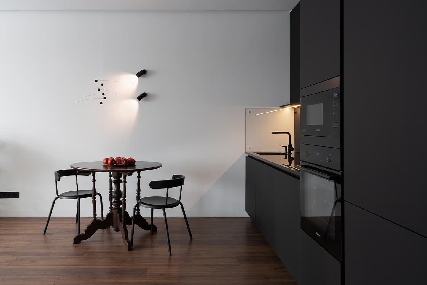 Винтажная мебель в аскетичном интерьере квартиры для дизайнера — проект BLOK Studio