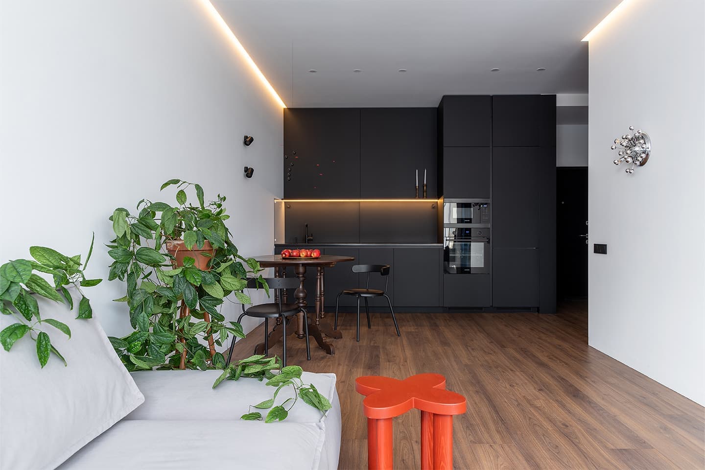 Винтажная мебель в аскетичном интерьере квартиры для дизайнера — проект BLOK Studio