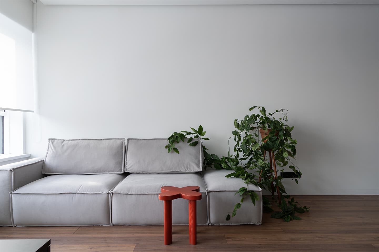 Винтажная мебель в аскетичном интерьере квартиры для дизайнера — проект BLOK Studio