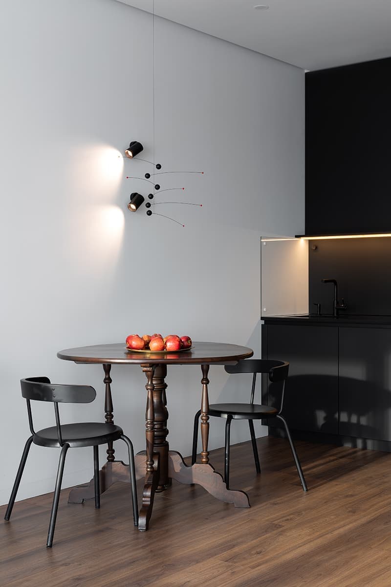 Винтажная мебель в аскетичном интерьере квартиры для дизайнера — проект BLOK Studio