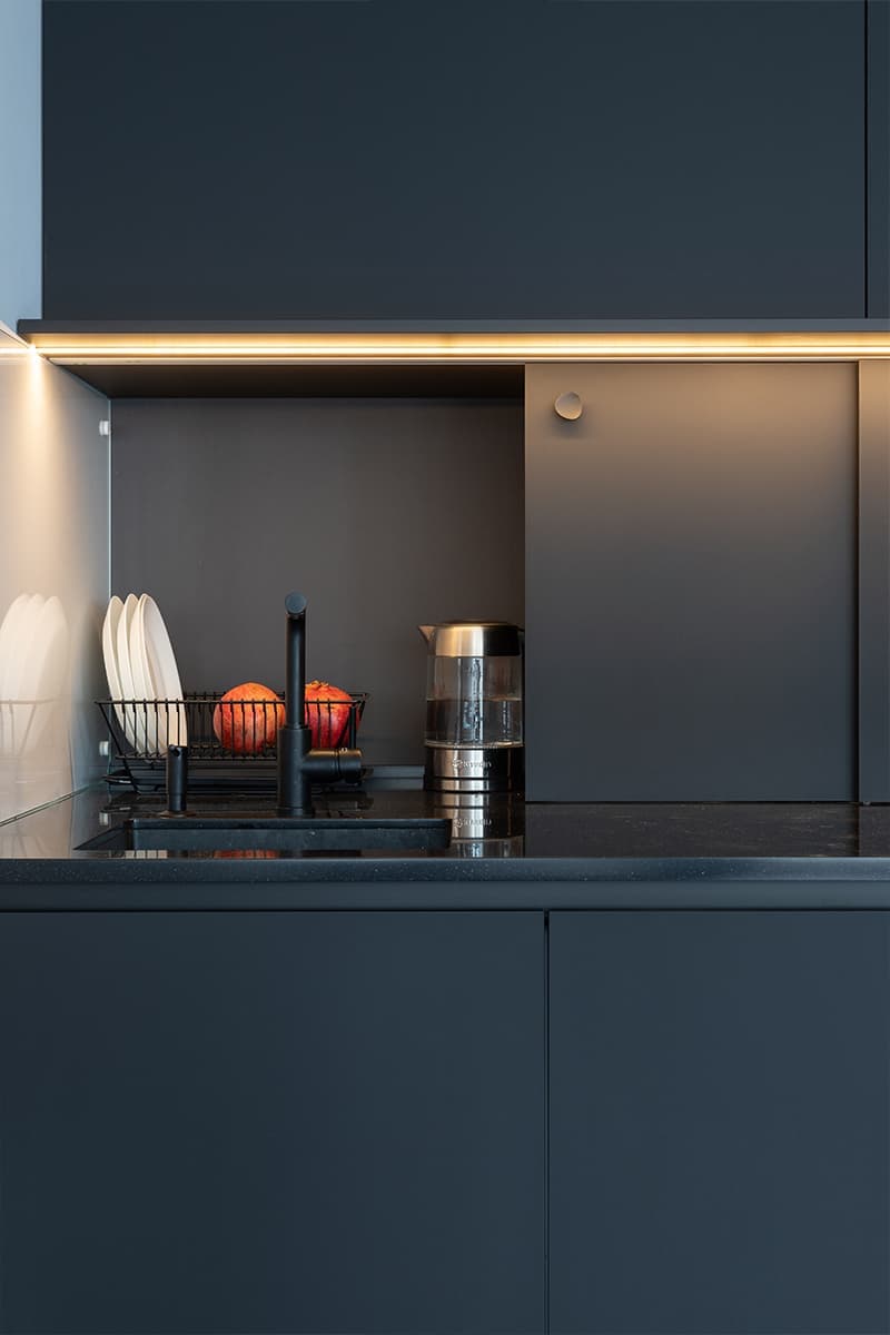 Винтажная мебель в аскетичном интерьере квартиры для дизайнера — проект BLOK Studio