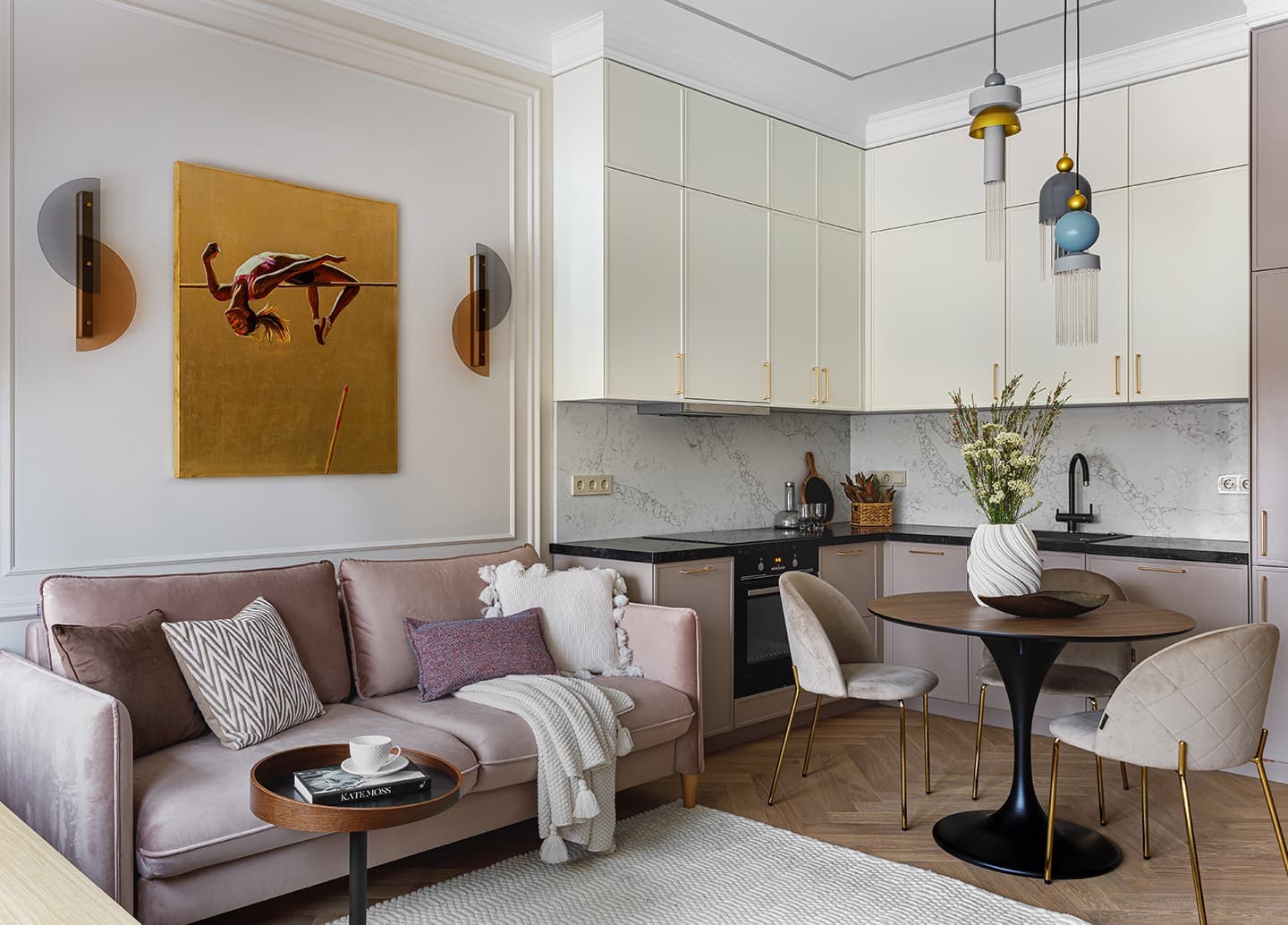 Мягкий интерьер квартиры для девушки с двумя кошками — проект студии Marta-Kosta