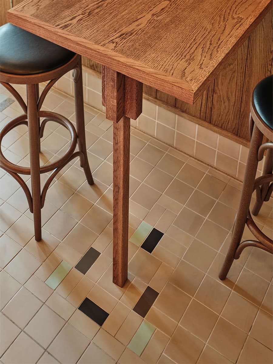 Ностальгический интерьер амстердамского бара — проект Studio Modijefsky