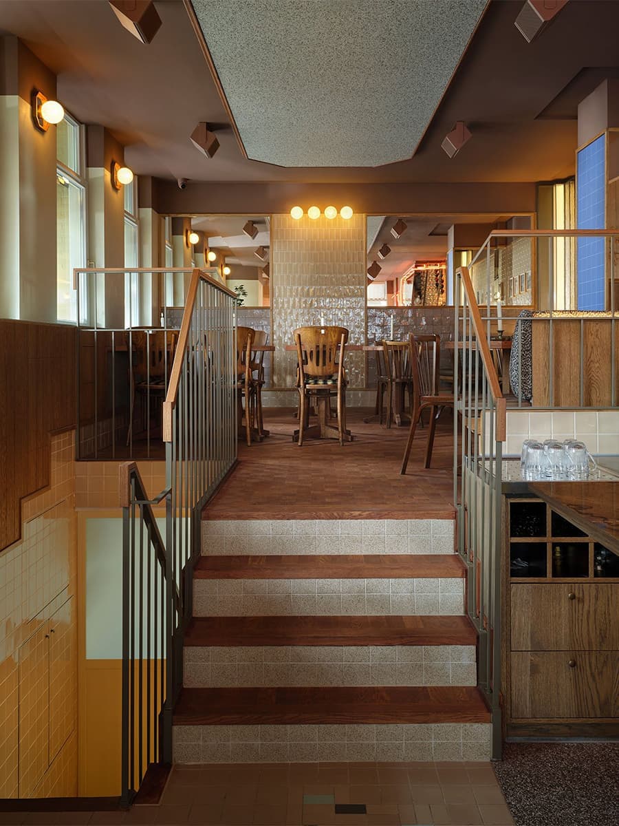 Ностальгический интерьер амстердамского бара — проект Studio Modijefsky