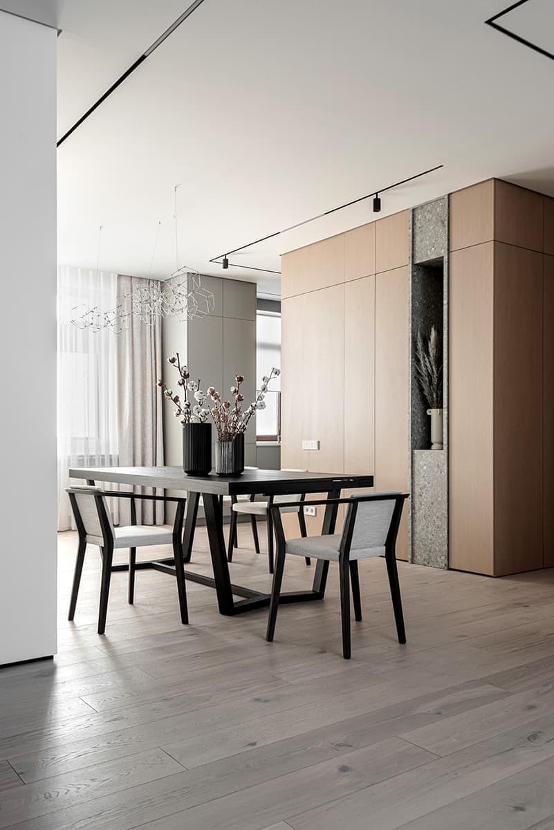 Акцентный керамогранит, дерево и современное искусство в интерьере квартиры — проект студии дизайна «Красный квадрат»