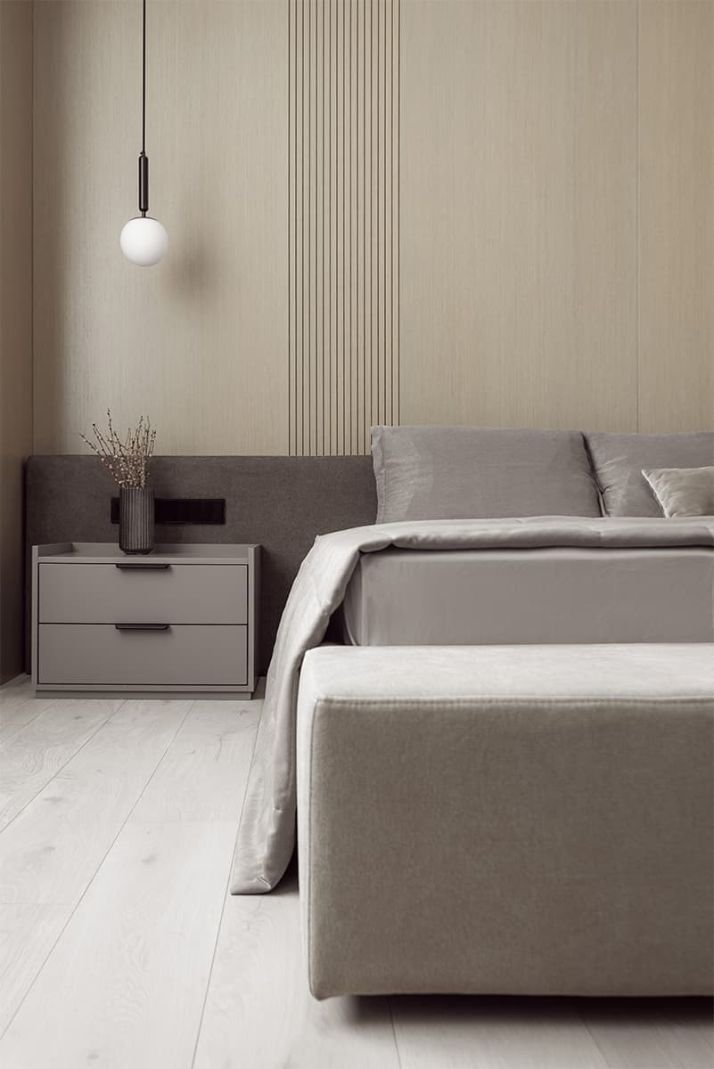 Акцентный керамогранит, дерево и современное искусство в интерьере квартиры — проект студии дизайна «Красный квадрат»