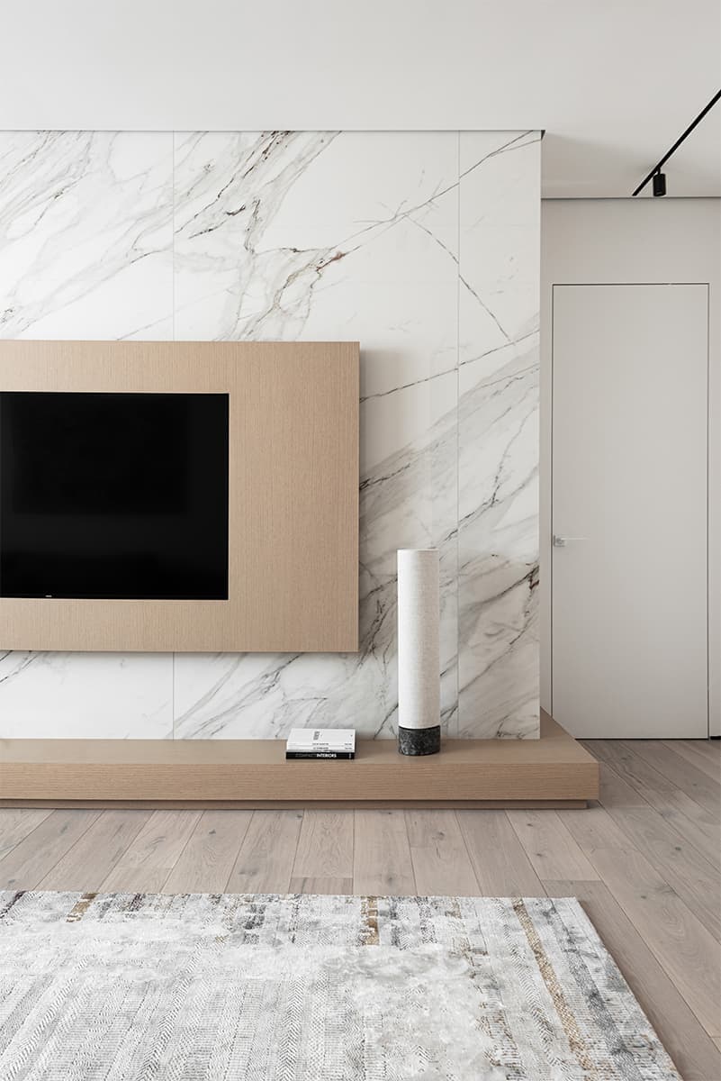 Акцентный керамогранит, дерево и современное искусство в интерьере квартиры — проект студии дизайна «Красный квадрат»