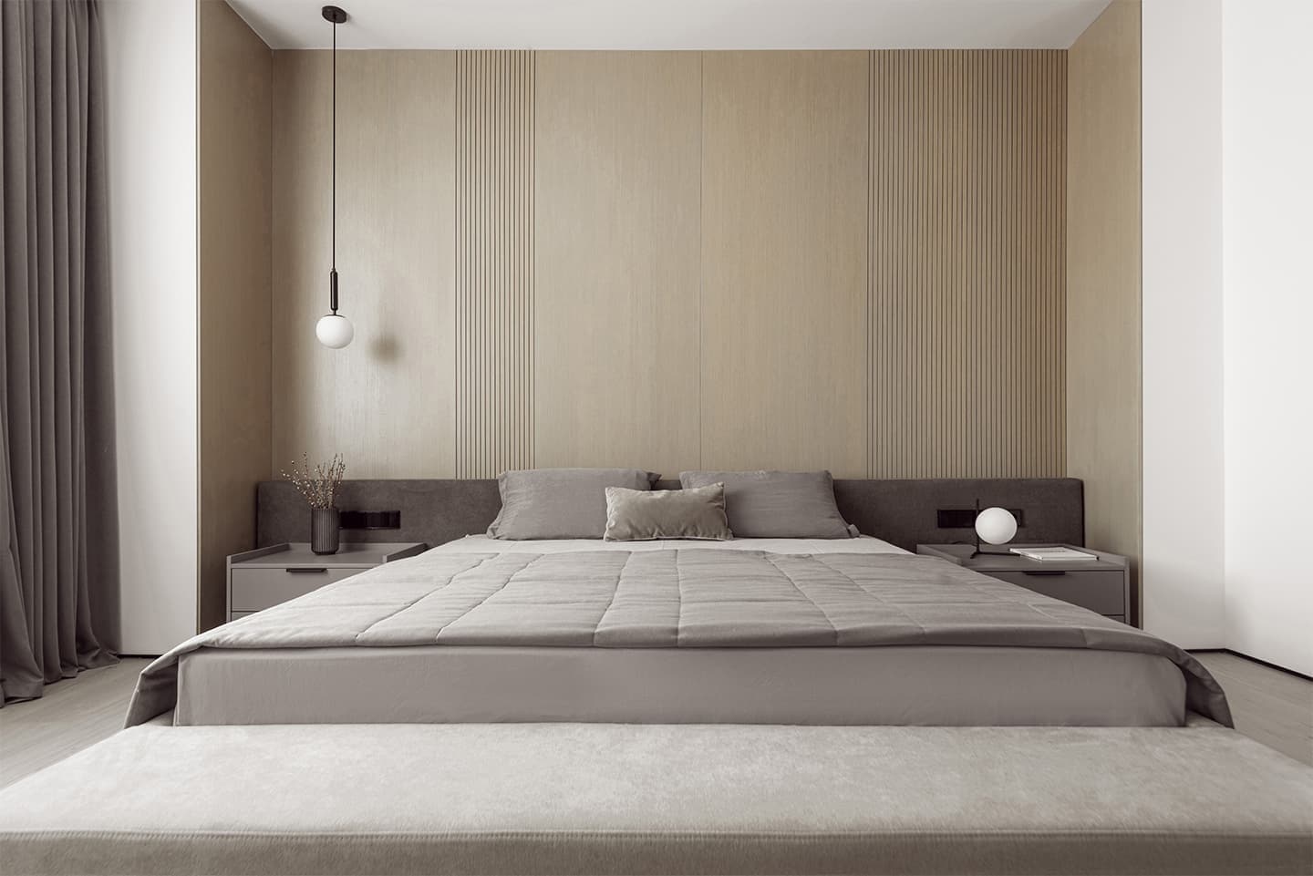 Акцентный керамогранит, дерево и современное искусство в интерьере квартиры — проект студии дизайна «Красный квадрат»