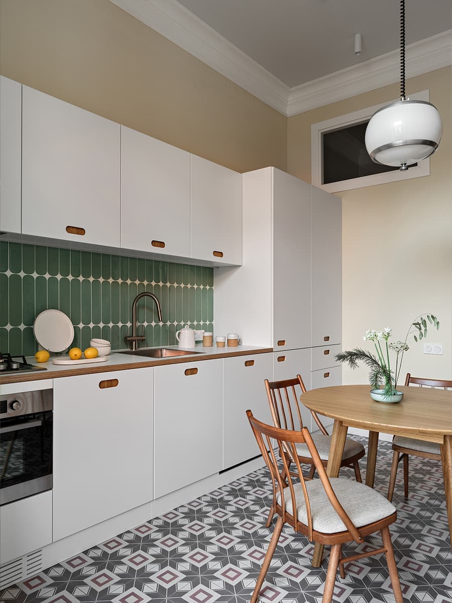 Расслабленный интерьер квартиры с винтажными люстрами и мебелью из фанеры — проект Анастасии Заркуа