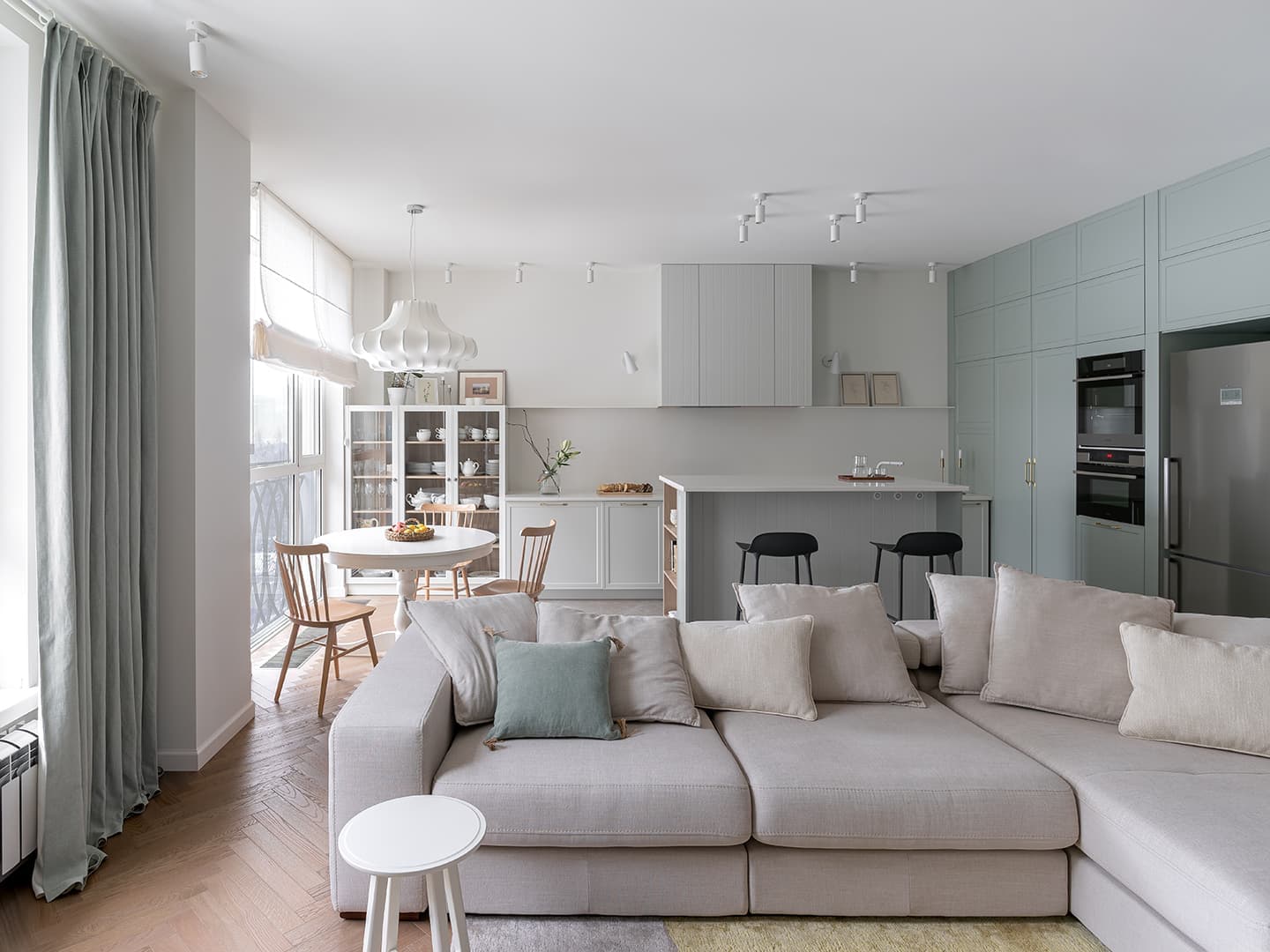 Бело-голубые тона в интерьере для дружной семьи из Астаны — проект Евгении Мараськовой-Григорянц